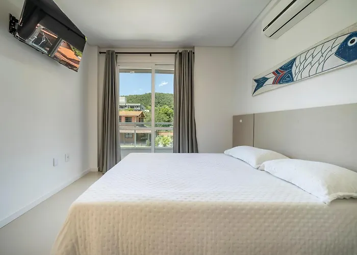 Apartamento a 150 metros da Praia Bombinhas com 110m2 Natureza e Praia juntos Apt Completo pra toda família com Elevador #Uma verdadeira Experiência#